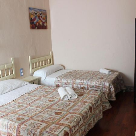 Pension Lisdos Sevilla Buitenkant foto