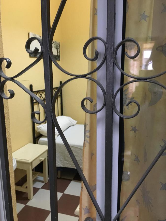 Pension Lisdos Sevilla Buitenkant foto